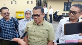 Eks Kepala Biro Ekonomi Setda NTB, Wirajaya Kusuma, memberikan keterangan kepada wartawan terkait penangguhan penahanan kasus dugaan korupsi masker Covid-19. (Foto: Istimewa)
