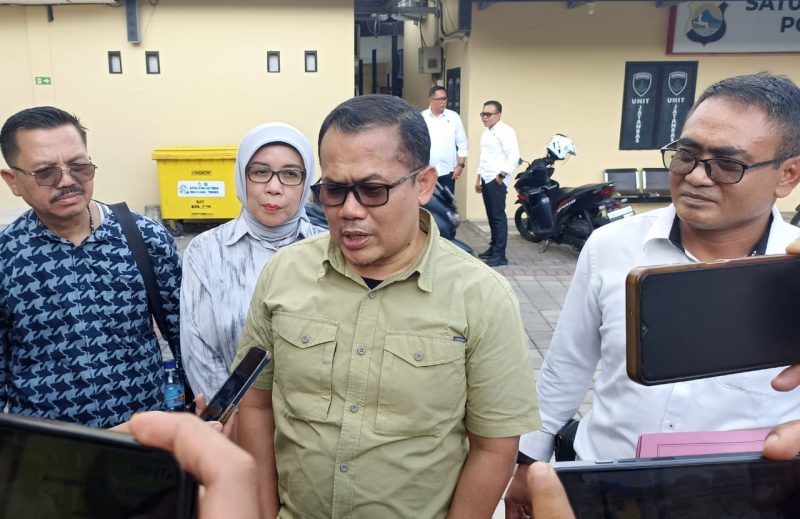 Eks Kepala Biro Ekonomi Setda NTB, Wirajaya Kusuma, memberikan keterangan kepada wartawan terkait penangguhan penahanan kasus dugaan korupsi masker Covid-19. (Foto: Istimewa)