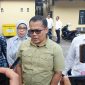 Eks Kepala Biro Ekonomi Setda NTB, Wirajaya Kusuma, memberikan keterangan kepada wartawan terkait penangguhan penahanan kasus dugaan korupsi masker Covid-19. (Foto: Istimewa)
