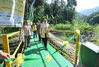 Wakil Gubernur NTB, Indah Dhamayanti Putri, didampingi jajaran Bank NTB Syariah dan LAZ DASI NTB, meresmikan Jembatan Amanah di Dusun Batulayar Utara, Lombok Barat, sebagai bentuk nyata kolaborasi lintas sektor dalam pemulihan infrastruktur pascabencana. (Foto: Istimewa)