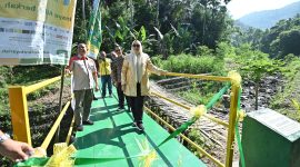 Wakil Gubernur NTB, Indah Dhamayanti Putri, didampingi jajaran Bank NTB Syariah dan LAZ DASI NTB, meresmikan Jembatan Amanah di Dusun Batulayar Utara, Lombok Barat, sebagai bentuk nyata kolaborasi lintas sektor dalam pemulihan infrastruktur pascabencana. (Foto: Istimewa)