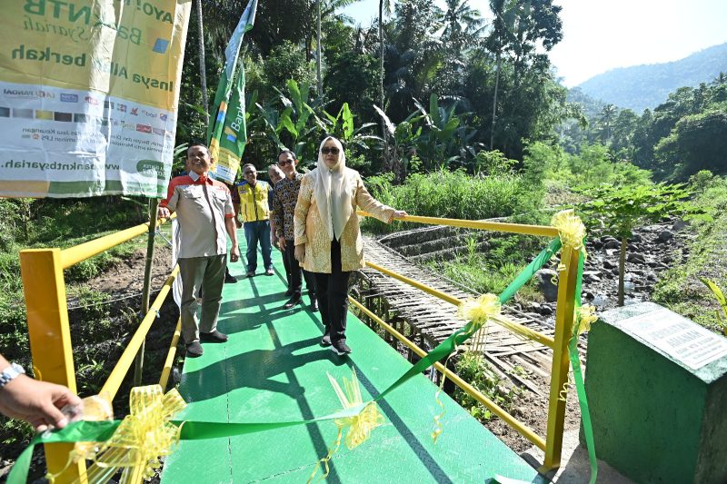 Wakil Gubernur NTB, Indah Dhamayanti Putri, didampingi jajaran Bank NTB Syariah dan LAZ DASI NTB, meresmikan Jembatan Amanah di Dusun Batulayar Utara, Lombok Barat, sebagai bentuk nyata kolaborasi lintas sektor dalam pemulihan infrastruktur pascabencana. (Foto: Istimewa)