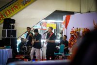 Penampilan emosional Jeruji Band, warga binaan Lapas Kelas IIB Lombok Barat, saat mengisi panggung FORNAS VIII 2025 di Mataram Mall. Musik mereka jadi simbol harapan dan ruang ekspresi dari balik jeruji. (Foto: Istimewa)
