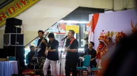 Penampilan emosional Jeruji Band, warga binaan Lapas Kelas IIB Lombok Barat, saat mengisi panggung FORNAS VIII 2025 di Mataram Mall. Musik mereka jadi simbol harapan dan ruang ekspresi dari balik jeruji. (Foto: Istimewa)