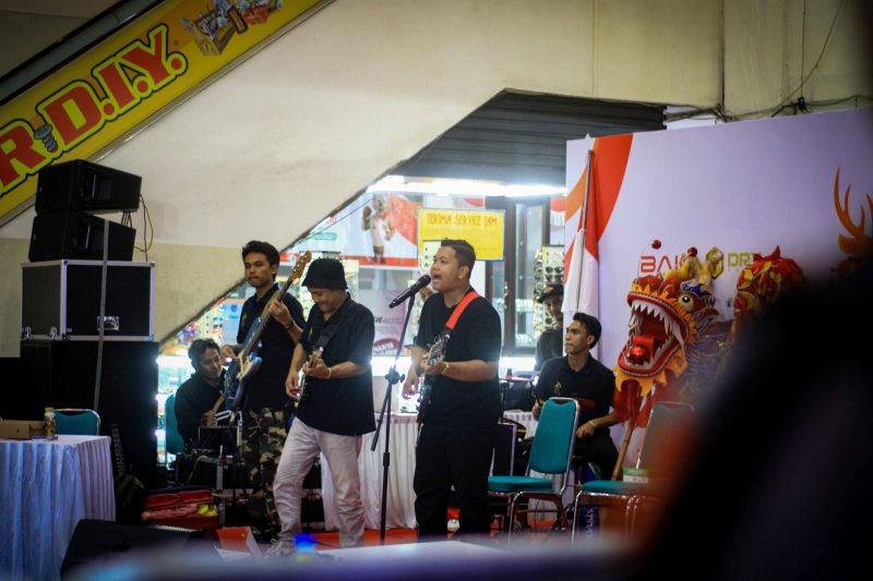Penampilan emosional Jeruji Band, warga binaan Lapas Kelas IIB Lombok Barat, saat mengisi panggung FORNAS VIII 2025 di Mataram Mall. Musik mereka jadi simbol harapan dan ruang ekspresi dari balik jeruji. (Foto: Istimewa)