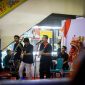 Penampilan emosional Jeruji Band, warga binaan Lapas Kelas IIB Lombok Barat, saat mengisi panggung FORNAS VIII 2025 di Mataram Mall. Musik mereka jadi simbol harapan dan ruang ekspresi dari balik jeruji. (Foto: Istimewa)