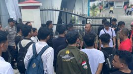 Aktivis ALPA NTB berdialog dengan Kasi Pidsus Kejati NTB, menagih kejelasan penanganan kasus dugaan korupsi lahan Samota. (Foto: Istimewa)