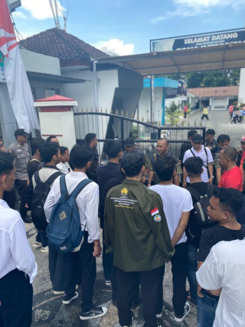 Aktivis ALPA NTB berdialog dengan Kasi Pidsus Kejati NTB, menagih kejelasan penanganan kasus dugaan korupsi lahan Samota. (Foto: Istimewa)