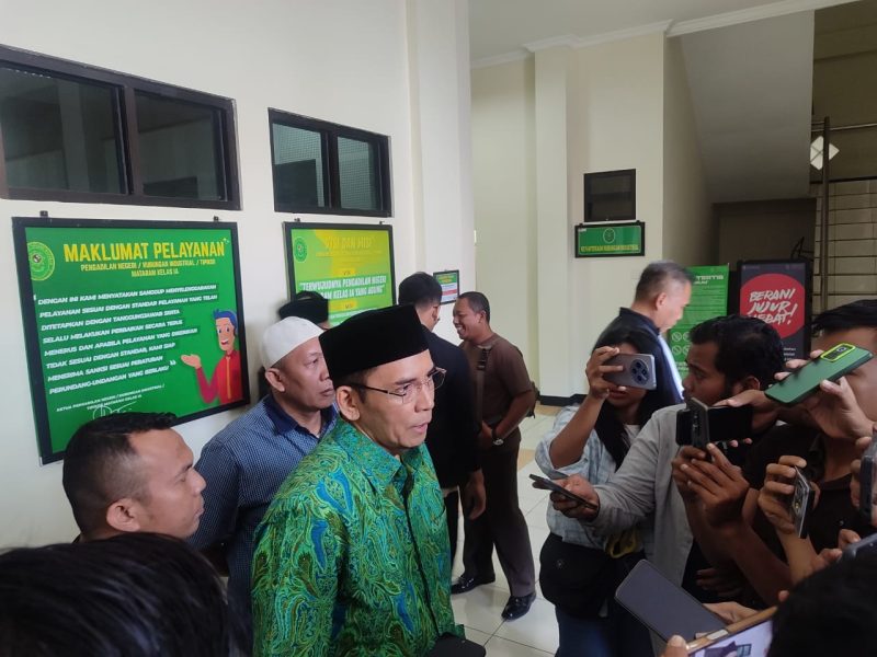 TGB menjawab pertanyaan awak media usai menegaskan di persidangan bahwa pembangunan NCC tidak merugikan keuangan negara. (Foto: Istimewa)