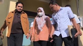 Dewi Noviany keluar dari ruang penyidikan dengan pengawalan petugas, usai ditetapkan sebagai tersangka korupsi masker. (Foto: Istimewa)