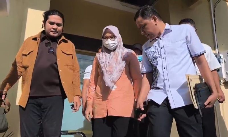 Dewi Noviany keluar dari ruang penyidikan dengan pengawalan petugas, usai ditetapkan sebagai tersangka korupsi masker. (Foto: Istimewa)