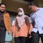 Dewi Noviany keluar dari ruang penyidikan dengan pengawalan petugas, usai ditetapkan sebagai tersangka korupsi masker. (Foto: Istimewa)