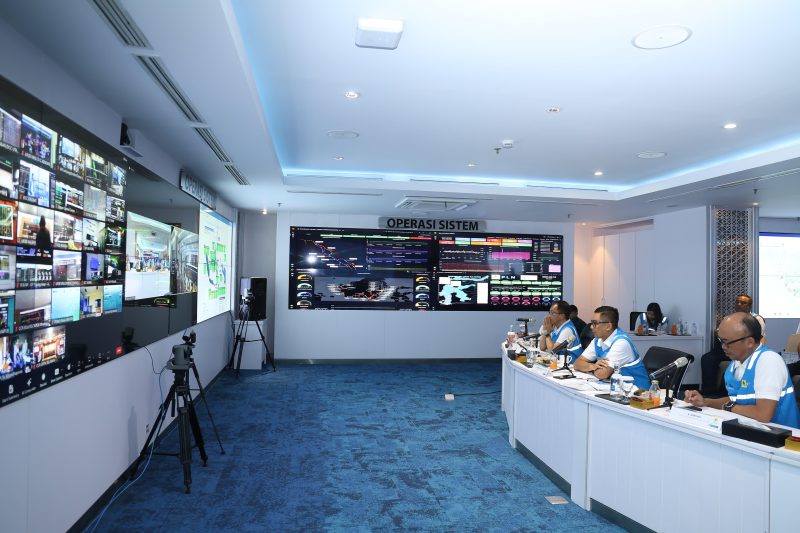 Petugas PLN memantau sistem kelistrikan nasional secara real-time dari Ruang Operasi Sistem yang telah terdigitalisasi penuh. Transformasi digital ini menjadi tulang punggung inovasi PLN, mendorong efisiensi operasional dan mendekatkan layanan ke pelanggan. Lompatan inilah yang turut membawa PLN masuk dalam daftar bergengsi Fortune Global 500 tahun 2025. (Foto: Istimewa)