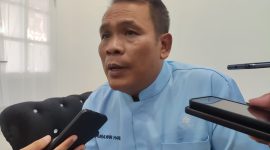 Anggota Komisi II DPRD Lombok Barat, Munawir Haris, saat menyampaikan kritik terkait kondisi jalan dan fasilitas kesehatan di Kuripan. (Foto: Istimewa)