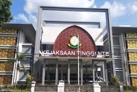 Kantor Kejaksaan Tinggi NTB yang menjadi pusat pemeriksaan 10 anggota DPRD terkait dugaan skandal dana siluman Pokir. Publik menduga kasus ini berpotensi menyeret Gubernur NTB Lalu Muhamad Iqbal dan Ketua DPRD Baiq Isvie Rupaeda. (Foto: Istimewa)