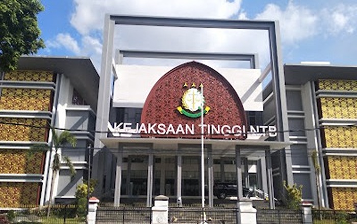 Kantor Kejaksaan Tinggi NTB yang menjadi pusat pemeriksaan 10 anggota DPRD terkait dugaan skandal dana siluman Pokir. Publik menduga kasus ini berpotensi menyeret Gubernur NTB Lalu Muhamad Iqbal dan Ketua DPRD Baiq Isvie Rupaeda. (Foto: Istimewa)