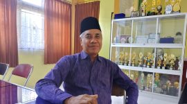 Kepala SMAN 1 Lingsar, H. Mahmud, S.Pd., M.Si., memberikan klarifikasi kepada media terkait isu dana BOS miliaran yang disebut tidak benar. (Foto: Istimewa)