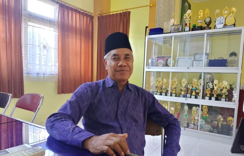 Kepala SMAN 1 Lingsar, H. Mahmud, S.Pd., M.Si., memberikan klarifikasi kepada media terkait isu dana BOS miliaran yang disebut tidak benar. (Foto: Istimewa)