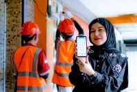 Pelanggan PLN di NTB menikmati layanan tambah daya yang mudah lewat aplikasi PLN Mobile, serta ditunjang kinerja cepat petugas lapangan. (Foto: Dok. PLN)