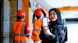 Pelanggan PLN di NTB menikmati layanan tambah daya yang mudah lewat aplikasi PLN Mobile, serta ditunjang kinerja cepat petugas lapangan. (Foto: Dok. PLN)