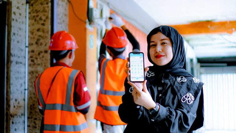 Pelanggan PLN di NTB menikmati layanan tambah daya yang mudah lewat aplikasi PLN Mobile, serta ditunjang kinerja cepat petugas lapangan. (Foto: Dok. PLN)