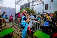 Suasana meriah Festival Sangiang Api 2025 di Pantai Sangiang, Bima. PLN NTB hadir menjaga keandalan listrik agar atraksi budaya, UMKM, dan pariwisata berjalan lancar tanpa hambatan. (Foto: Dok. PLN)