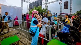Suasana meriah Festival Sangiang Api 2025 di Pantai Sangiang, Bima. PLN NTB hadir menjaga keandalan listrik agar atraksi budaya, UMKM, dan pariwisata berjalan lancar tanpa hambatan. (Foto: Dok. PLN)