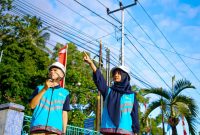 PLN NTB ingatkan warga jaga jarak aman dekorasi Agustusan dari kabel listrik demi perayaan meriah tanpa bahaya. (Foto: Dok. PLN)