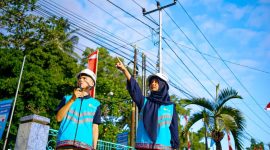 PLN NTB ingatkan warga jaga jarak aman dekorasi Agustusan dari kabel listrik demi perayaan meriah tanpa bahaya. (Foto: Dok. PLN)