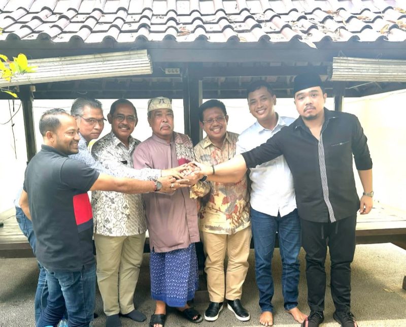Kebersamaan pemimpin Lobar: Bupati, tokoh masyarakat, dan legislatif kompak menjaga harmoni demi iklim pembangunan yang kondusif. (Foto: Istimewa)