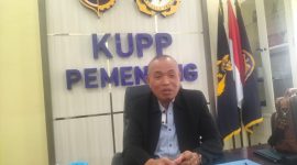 Kepala UPP Kelas II Pemenang, I Made Oka SH., MH, di ruang kerjanya usai menjelaskan langkah pengawasan pelayaran. (Foto: Istimewa)