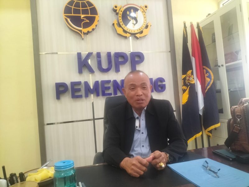 Kepala UPP Kelas II Pemenang, I Made Oka SH., MH, di ruang kerjanya usai menjelaskan langkah pengawasan pelayaran. (Foto: Istimewa)