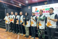 Para pimpinan dan panitia FORNAS VIII NTB 2025 berpose bersama usai konferensi pers penutupan, di tengah sorotan publik terkait transparansi dan pembatasan akses tanya jawab media. (Foto: Istimewa)