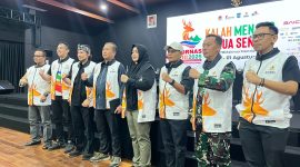 Para pimpinan dan panitia FORNAS VIII NTB 2025 berpose bersama usai konferensi pers penutupan, di tengah sorotan publik terkait transparansi dan pembatasan akses tanya jawab media. (Foto: Istimewa)
