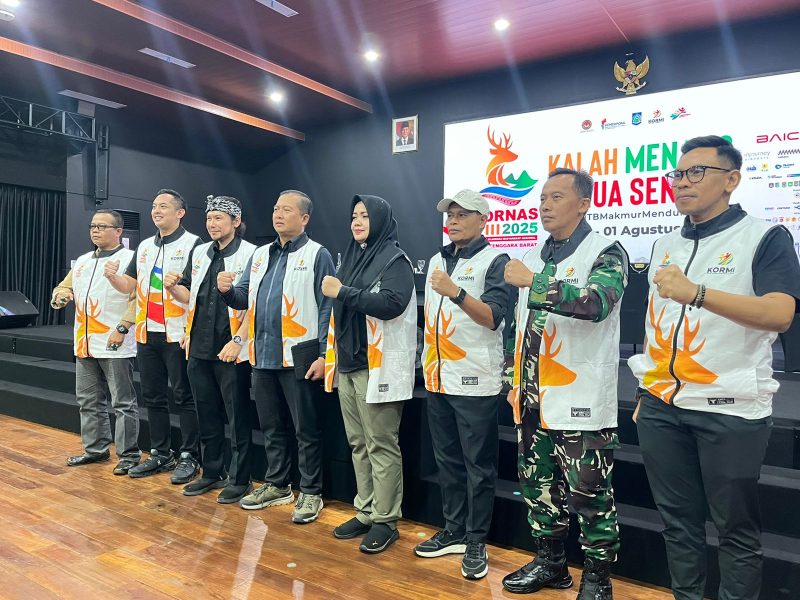 Para pimpinan dan panitia FORNAS VIII NTB 2025 berpose bersama usai konferensi pers penutupan, di tengah sorotan publik terkait transparansi dan pembatasan akses tanya jawab media. (Foto: Istimewa)