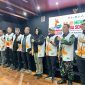 Para pimpinan dan panitia FORNAS VIII NTB 2025 berpose bersama usai konferensi pers penutupan, di tengah sorotan publik terkait transparansi dan pembatasan akses tanya jawab media. (Foto: Istimewa)