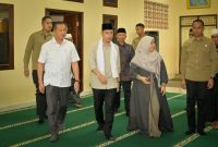 Wakil Presiden RI Gibran Rakabuming Raka (tengah) berjalan bersama rombongan saat mengunjungi Pondok Pesantren Qamarul Huda, Bagu, Lombok Tengah, Jumat (1/8/2025). Kunjungan ini menjadi bagian dari rangkaian kegiatan kerja Wapres di NTB dan disambut hangat oleh para santri serta pimpinan pondok. (Foto: Istimewa)