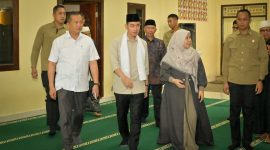 Wakil Presiden RI Gibran Rakabuming Raka (tengah) berjalan bersama rombongan saat mengunjungi Pondok Pesantren Qamarul Huda, Bagu, Lombok Tengah, Jumat (1/8/2025). Kunjungan ini menjadi bagian dari rangkaian kegiatan kerja Wapres di NTB dan disambut hangat oleh para santri serta pimpinan pondok. (Foto: Istimewa)