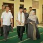 Wakil Presiden RI Gibran Rakabuming Raka (tengah) berjalan bersama rombongan saat mengunjungi Pondok Pesantren Qamarul Huda, Bagu, Lombok Tengah, Jumat (1/8/2025). Kunjungan ini menjadi bagian dari rangkaian kegiatan kerja Wapres di NTB dan disambut hangat oleh para santri serta pimpinan pondok. (Foto: Istimewa)