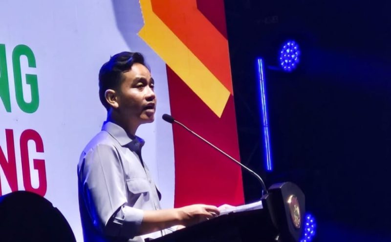 Wakil Presiden RI Gibran Rakabuming Raka bersama Gubernur NTB Dr. H. Lalu Muhamad Iqbal menghadiri malam penutupan FORNAS VIII 2025 di eks Bandara Selaparang, Mataram, Jumat (1/8/2025). Acara ini menandai berakhirnya gelaran olahraga rakyat terbesar di Indonesia yang sukses menghadirkan ribuan peserta dari 38 provinsi. (Foto: Istimewa)
