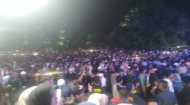 Penampilan band reggae Amtenar memukau ribuan penonton dalam gelaran Care Free Night di Giri Menang Square, Lombok Barat. Acara ini bukan hanya panggung hiburan, tapi juga wadah pemberdayaan UMKM dan pelestarian budaya lokal. (Foto: Istimewa)
