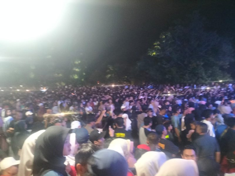 Penampilan band reggae Amtenar memukau ribuan penonton dalam gelaran Care Free Night di Giri Menang Square, Lombok Barat. Acara ini bukan hanya panggung hiburan, tapi juga wadah pemberdayaan UMKM dan pelestarian budaya lokal. (Foto: Istimewa)