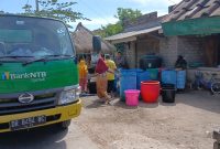 Warga Desa Sekaroh antre membawa jeriken saat mobil tangki air bersih dari Bank NTB Syariah tiba. (Foto: Istimewa)