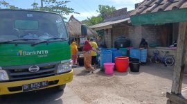 Warga Desa Sekaroh antre membawa jeriken saat mobil tangki air bersih dari Bank NTB Syariah tiba. (Foto: Istimewa)