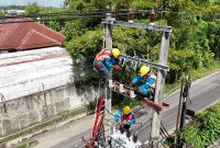 Di bawah terik matahari, teknisi PLN berjibaku menjaga keandalan listrik NTB. Kolaborasi ini menjadi bagian dari komitmen layanan terbaik untuk masyarakat. (Dok. PLN)