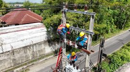 Di bawah terik matahari, teknisi PLN berjibaku menjaga keandalan listrik NTB. Kolaborasi ini menjadi bagian dari komitmen layanan terbaik untuk masyarakat. (Dok. PLN)