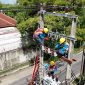 Di bawah terik matahari, teknisi PLN berjibaku menjaga keandalan listrik NTB. Kolaborasi ini menjadi bagian dari komitmen layanan terbaik untuk masyarakat. (Dok. PLN)