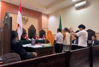 Suasana sidang ke-14 kasus dugaan korupsi pembangunan NTB Convention Center di Pengadilan Tipikor Mataram. Empat saksi, termasuk mantan pejabat PUPR dan konsultan proyek, menyatakan mantan Sekda NTB Rosiady Husaeni Sayuti tidak terlibat dalam perencanaan maupun pelaksanaan proyek yang dipersoalkan. (Foto: Istimewa)