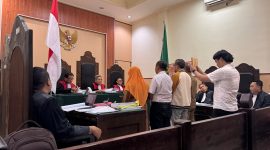 Suasana sidang ke-14 kasus dugaan korupsi pembangunan NTB Convention Center di Pengadilan Tipikor Mataram. Empat saksi, termasuk mantan pejabat PUPR dan konsultan proyek, menyatakan mantan Sekda NTB Rosiady Husaeni Sayuti tidak terlibat dalam perencanaan maupun pelaksanaan proyek yang dipersoalkan. (Foto: Istimewa)