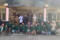 Para mahasiswa Universitas Nahdlatul Wathan (UNW) Mataram berfoto bersama usai acara pelepasan KKN di Aula Kantor Desa Lando, Terara, Lombok Timur, Senin (5/8/2025). (Foto: Istimewa)